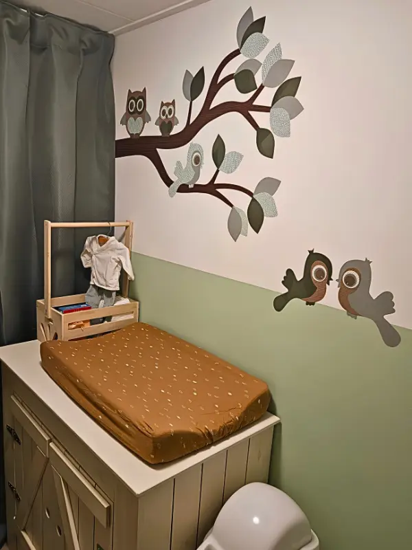Groene babykamer met bijpassende bosdieren behangstickers